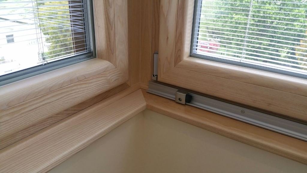 Particolare con davanzale Alluminio legno a Taglio Termico
